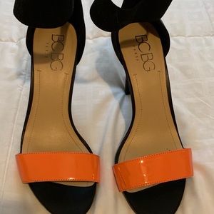 Smokin hot BCBG colorblock strappy sandals